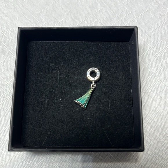 ELSA DRESS
Pandora DISNEY Princess Elsa Dress Frozen Disney Dangle Charm 925 ALE - Picture 7 of 8